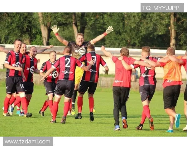 在水中畅玩足球的乐趣与技巧探索之旅