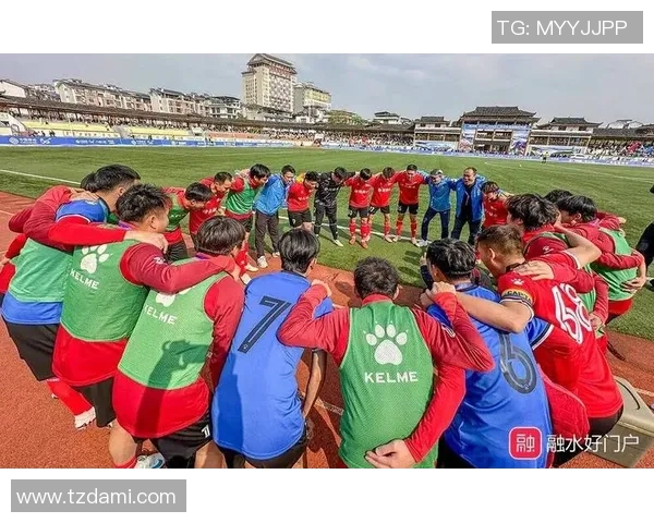 抱足球照片展现青春活力与团队精神的完美瞬间